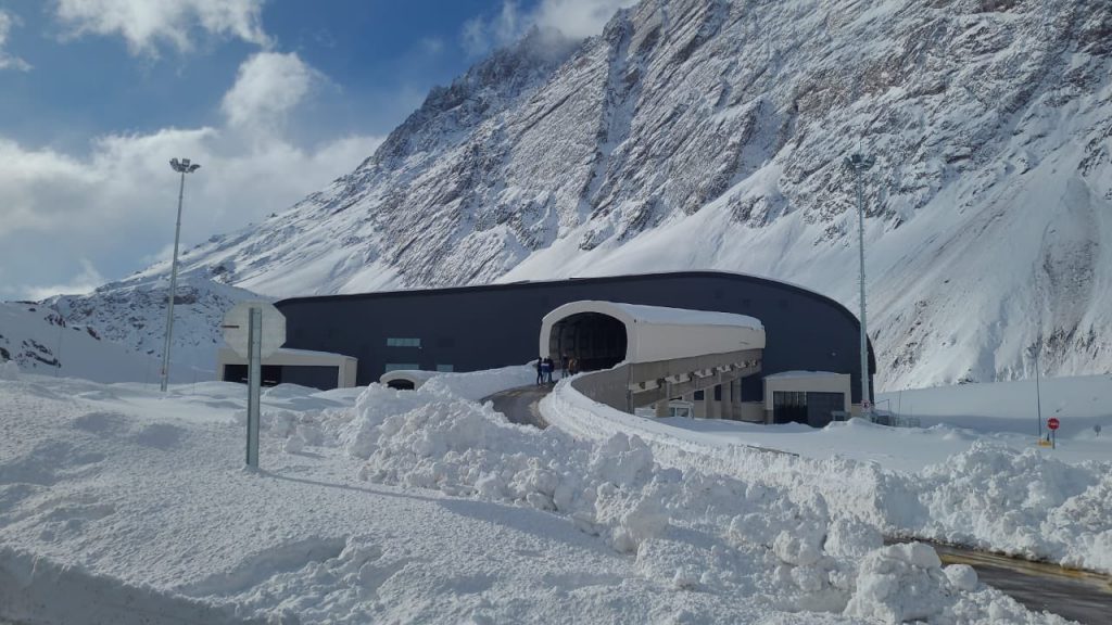 Alerta vermelho por previsão de até cinco metros de neve nos Andes