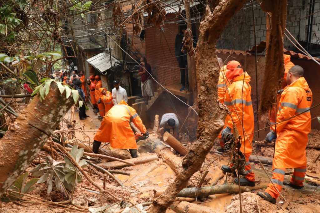 Chuva volumosa causa deslizamentos e vai continuar no Rio de Janeiro