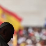 Papa reza em Fátima sob “chuva” de cinzas de incêndio florestal