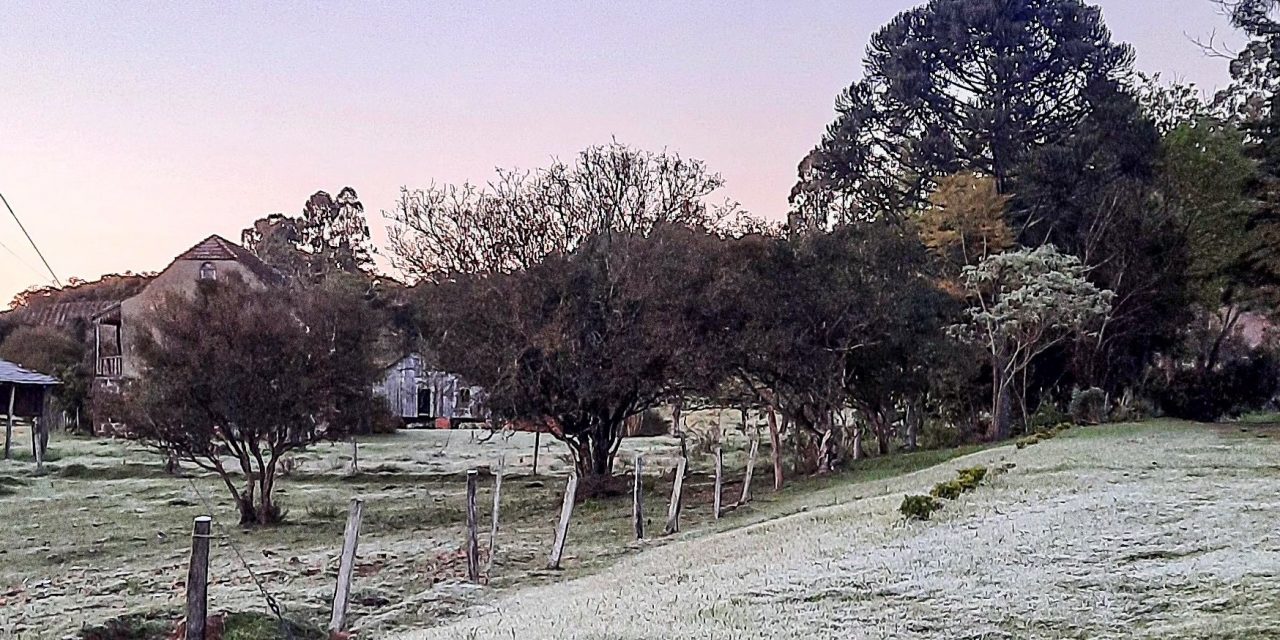 <span class="entry-title-primary">Frio abaixo de zero traz postais de inverno no Dia dos Pais</span> <h2 class="entry-subtitle">Rio Grande do Sul amanheceu neste domingo de Dia dos Pais com mínimas abaixo de zero em muitas cidades e bastante geada</h2>