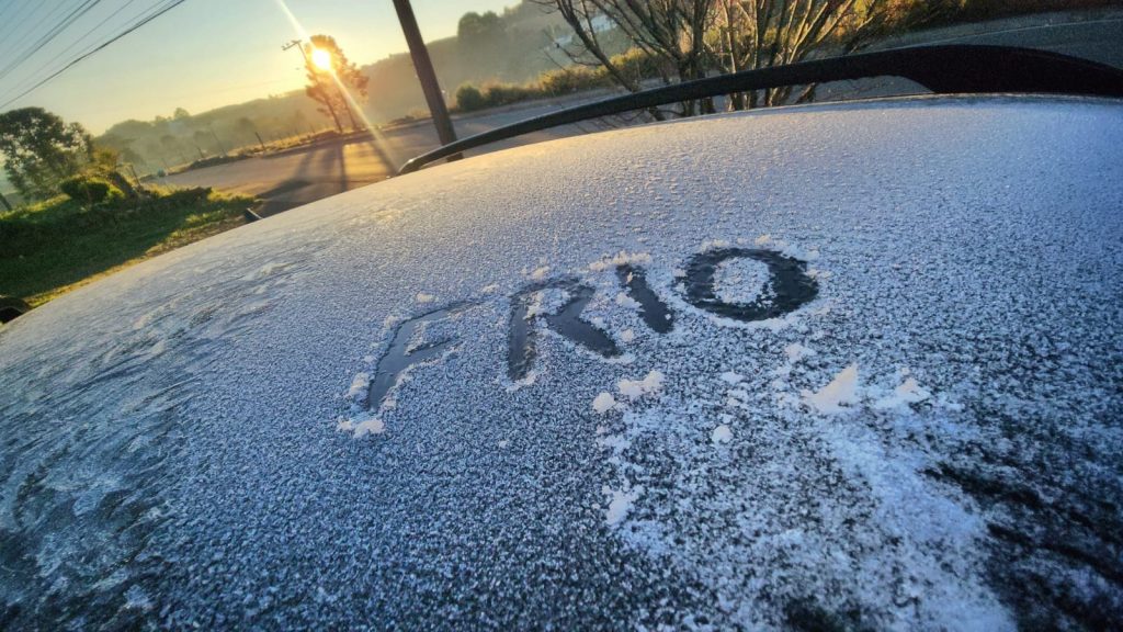 Frio de 2ºC abaixo de zero e geada hoje; calor de 30ºC amanhã