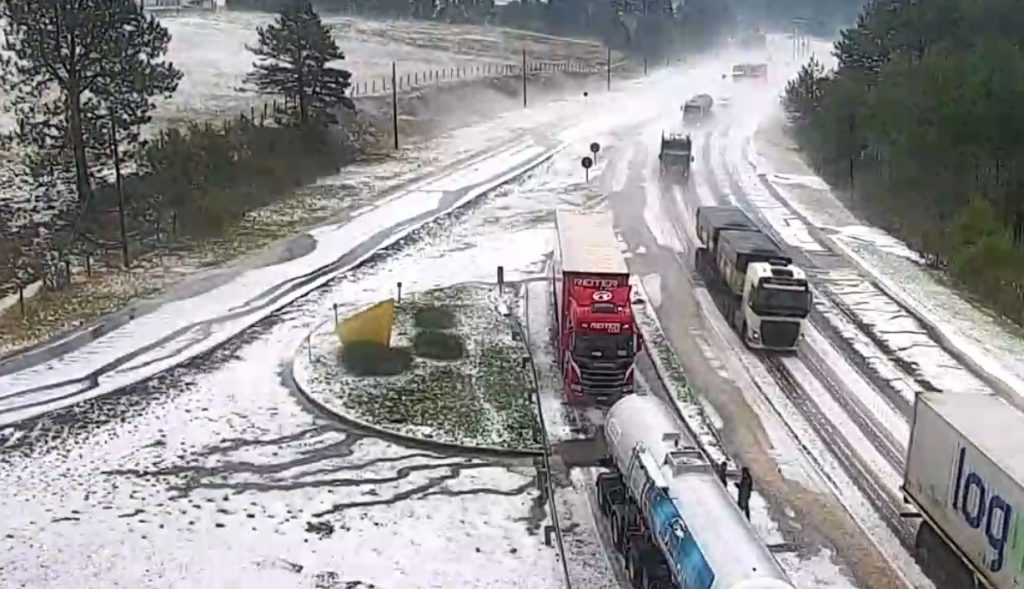 Onda de temporais começa com muito granizo e estragos
