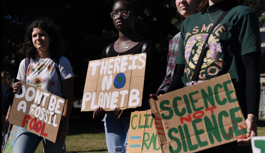 Decisão judicial sobre clima histórica beneficia jovens nos EUA