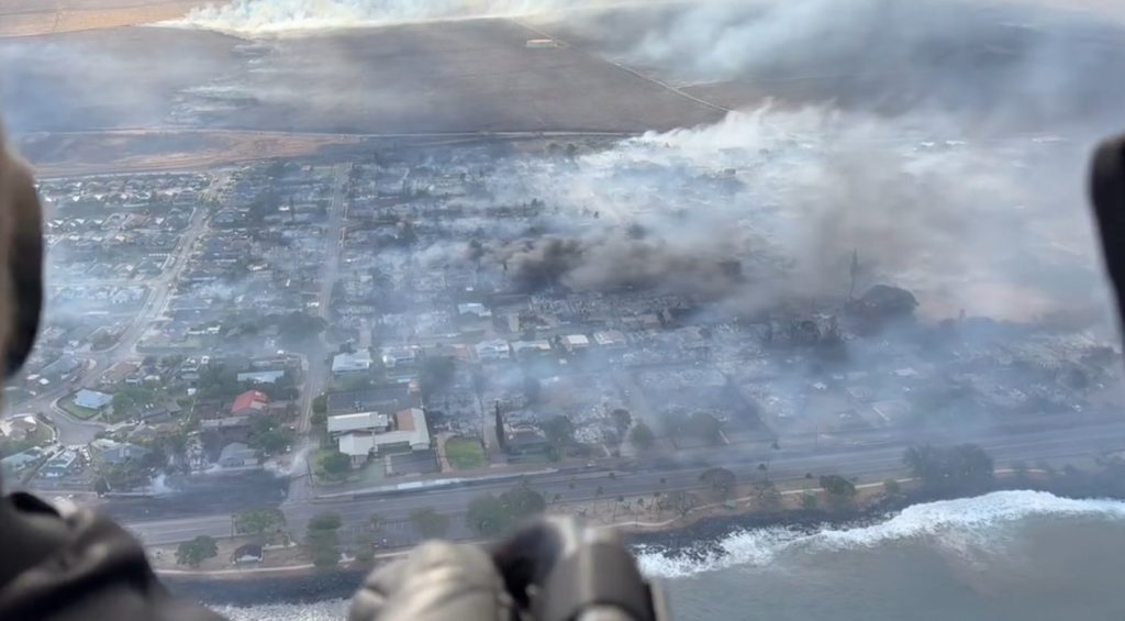 Cidade histórica do Havaí vira cinzas após ser varrida pelo fogo