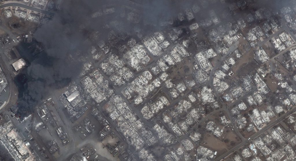 Imagens de satélite mostram o antes e depois do incêndio no Havaí