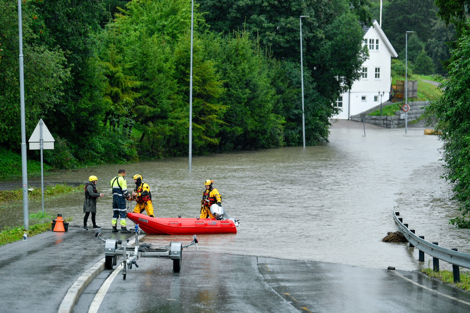 Dois lados do clima extremo na Europa: enchentes na Escandinávia e