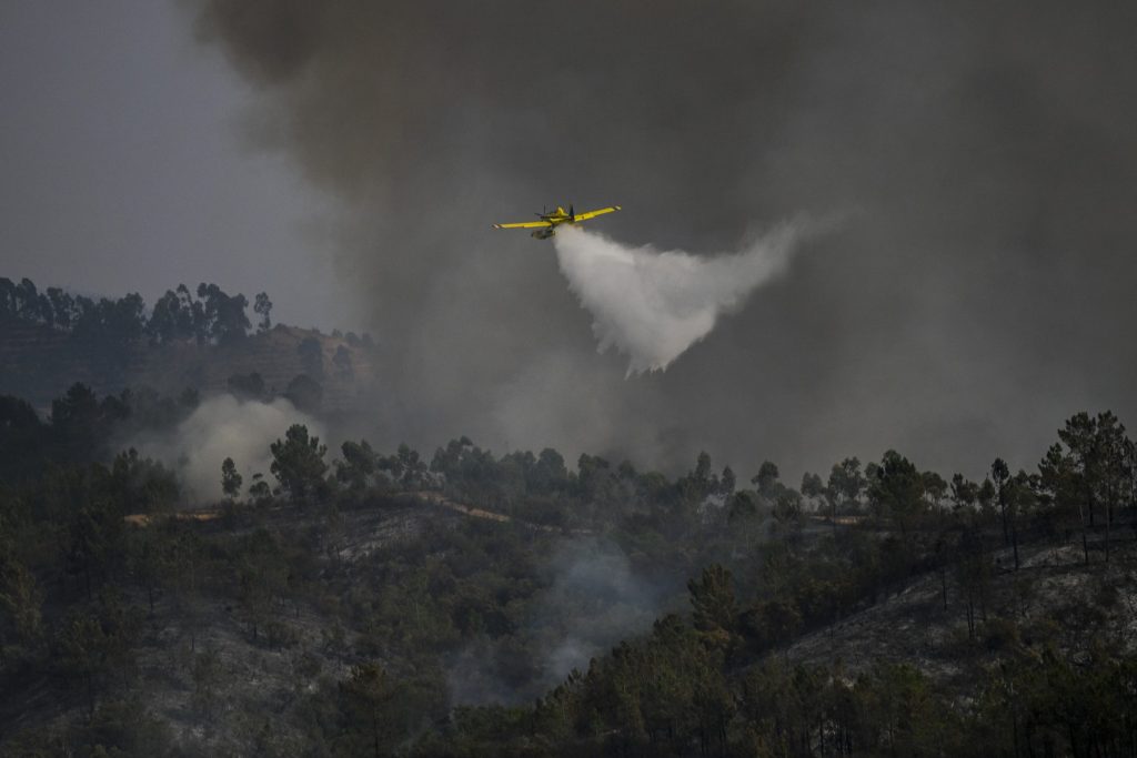 Calor extremo e fogo deixam Portugal e Espanha em alerta vermelho