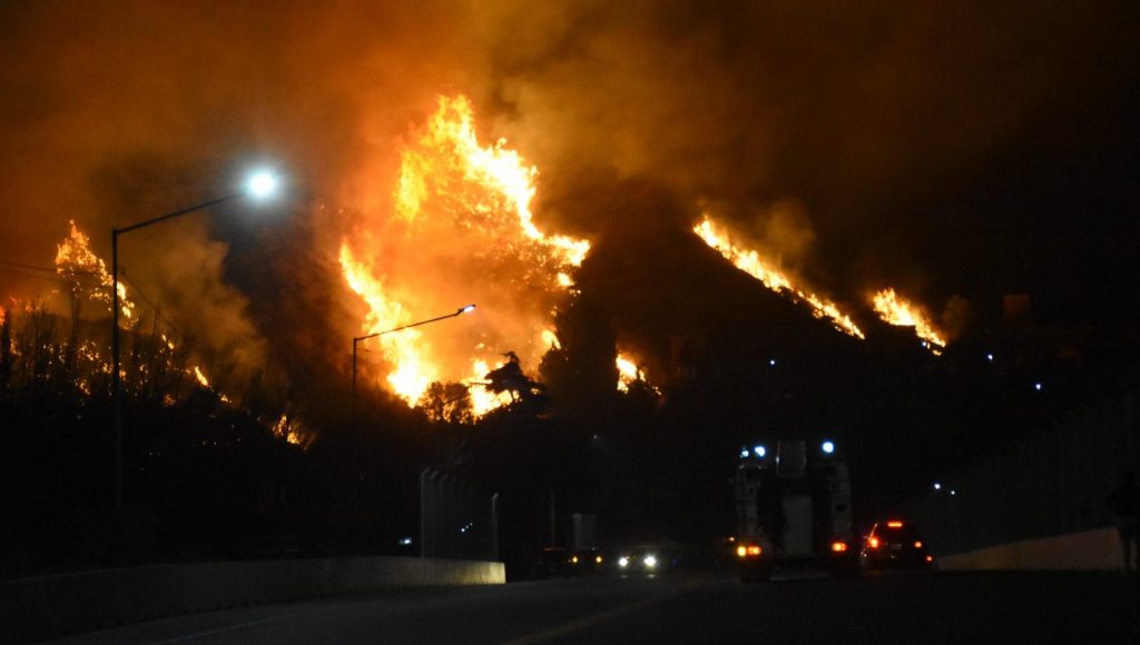 Calor extremo e vento Zonda provocam grande incêndio na Argentina