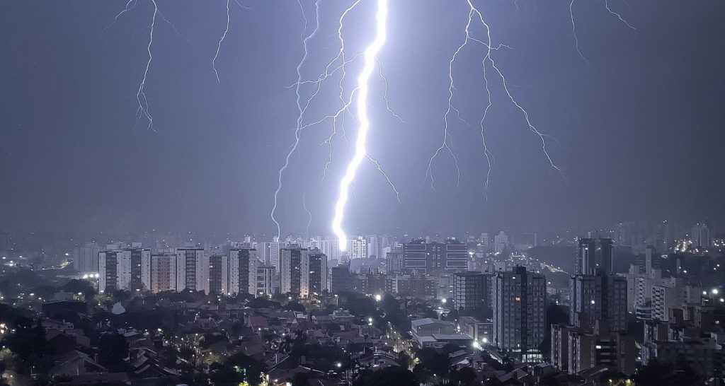 Onda de tempestades trará temporais por vários dias no Sul do Brasil