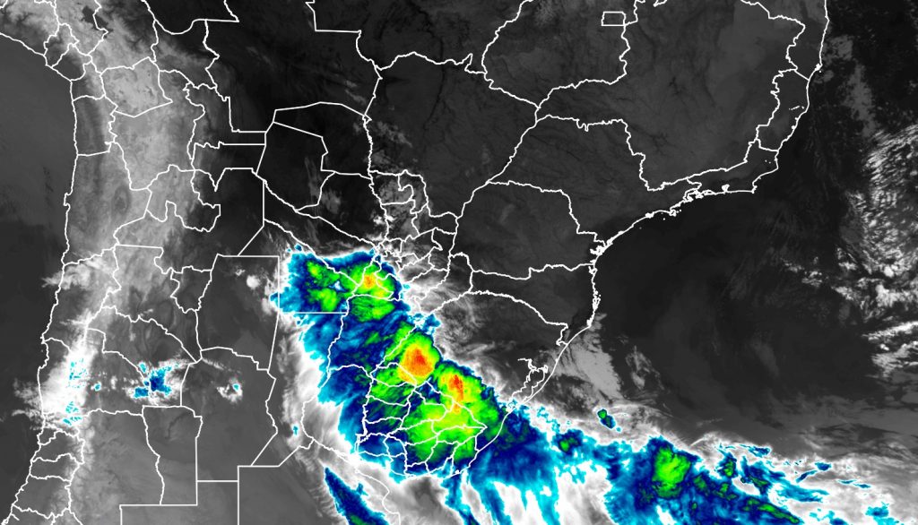 Frente fria avança com chuva, raios, vento e queda isolada de granizo
