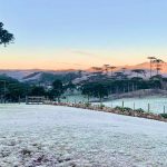 Semana começa com gelo da geada e acabará com gelo do granizo