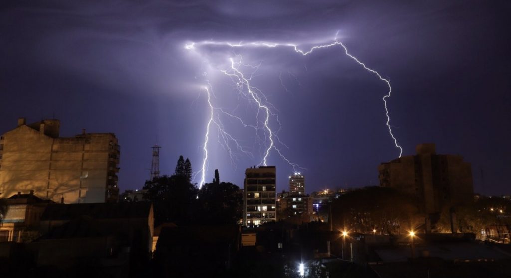 Perigosa situação de tempo severo por vendavais e granizo