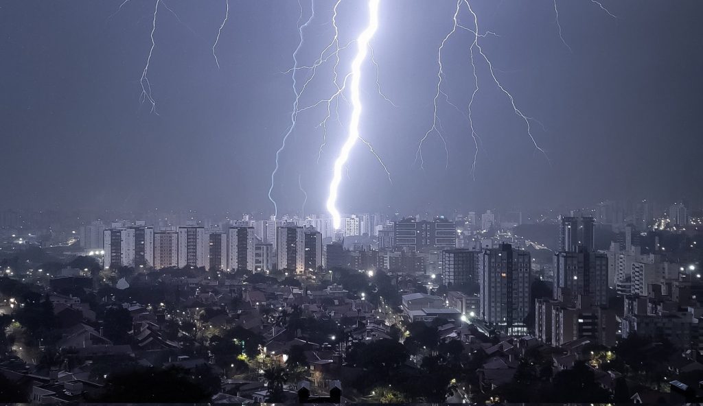 Linha de instabilidade traz chuva forte, granizo e vento acima de 100 km/h