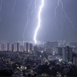 Linha de instabilidade traz chuva forte, granizo e vento acima de 100 km/h