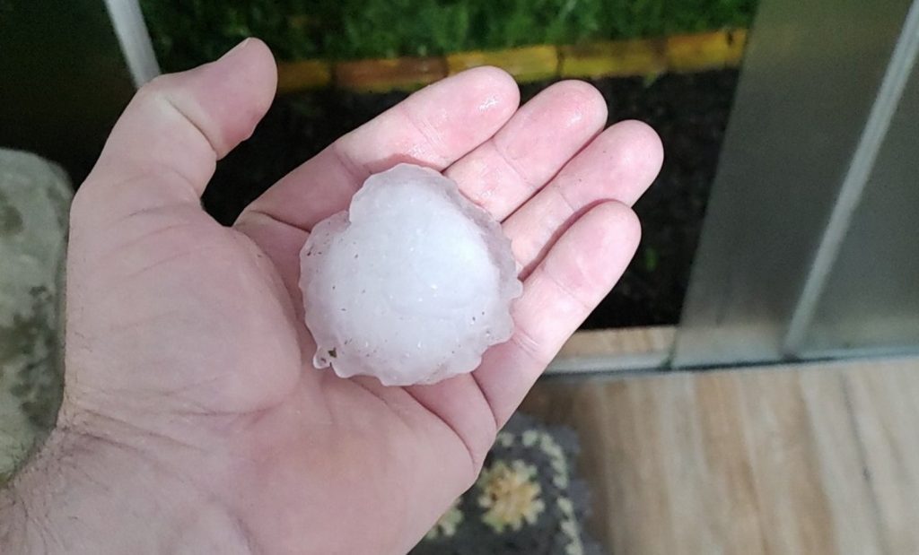 Granizo atinge várias cidades no avanço de frente fria e alerta continua