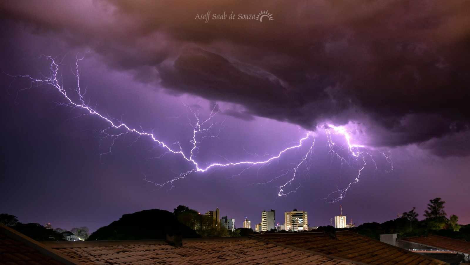 Sequência de fotos mostra tempestade de raios no Paraná