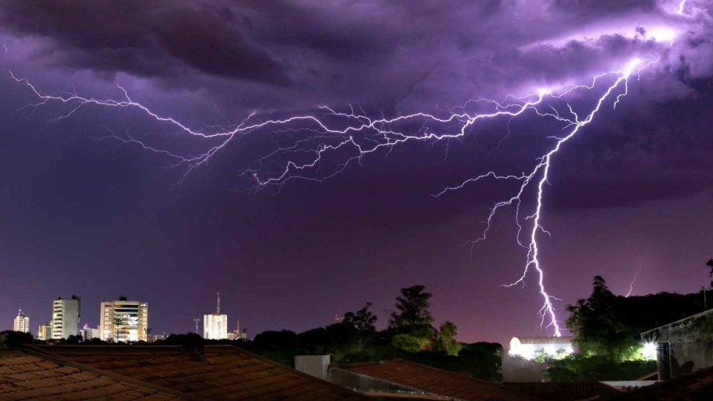 Sequência de fotos mostra tempestade de raios no Paraná