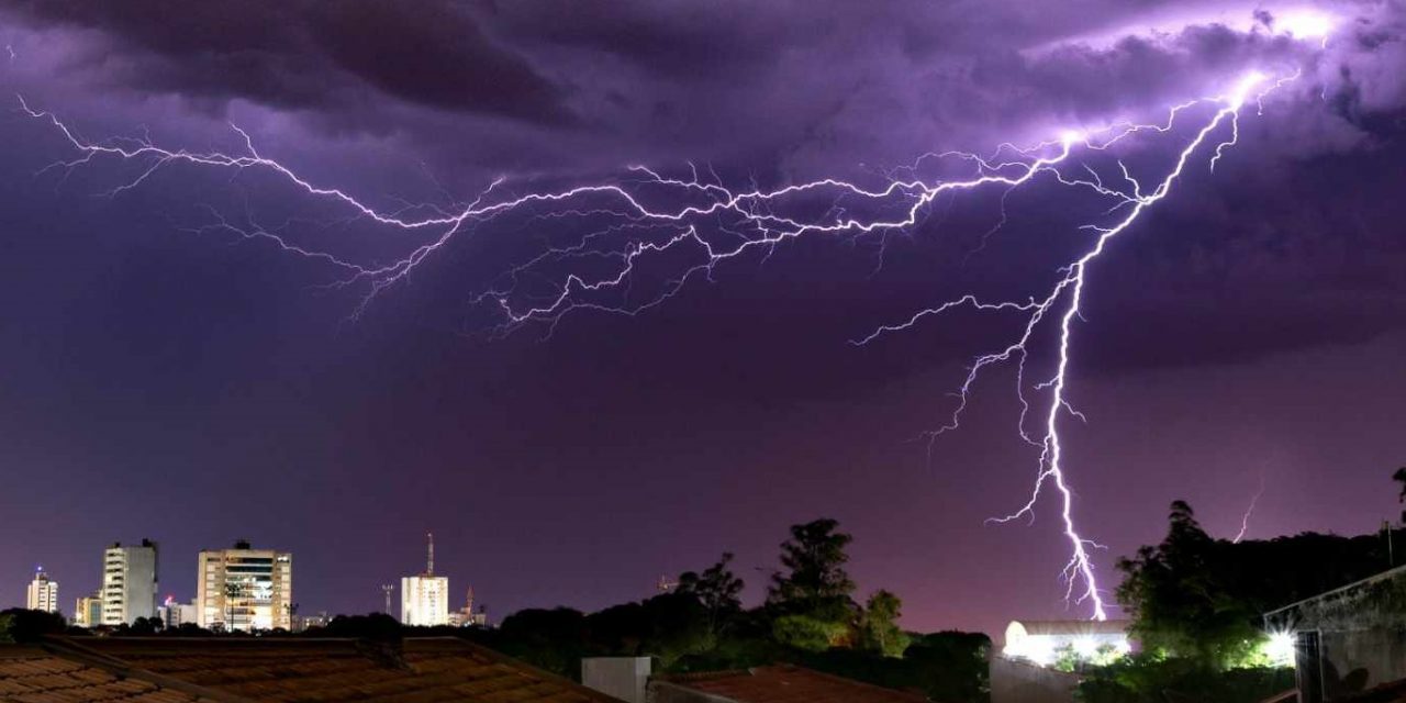 <span class="entry-title-primary">Sequência de fotos mostra tempestade de raios no Paraná</span> <h2 class="entry-subtitle">Fotógrafo registrou tempestade de raios que atingiu o Paraná na última noite pela influência de um vórtice ciclônico </h2>