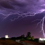 Sequência de fotos mostra tempestade de raios no Paraná