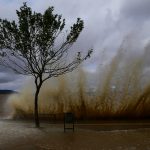 Vento muda, sol retorna e Guaíba acelera baixa em Porto Alegre