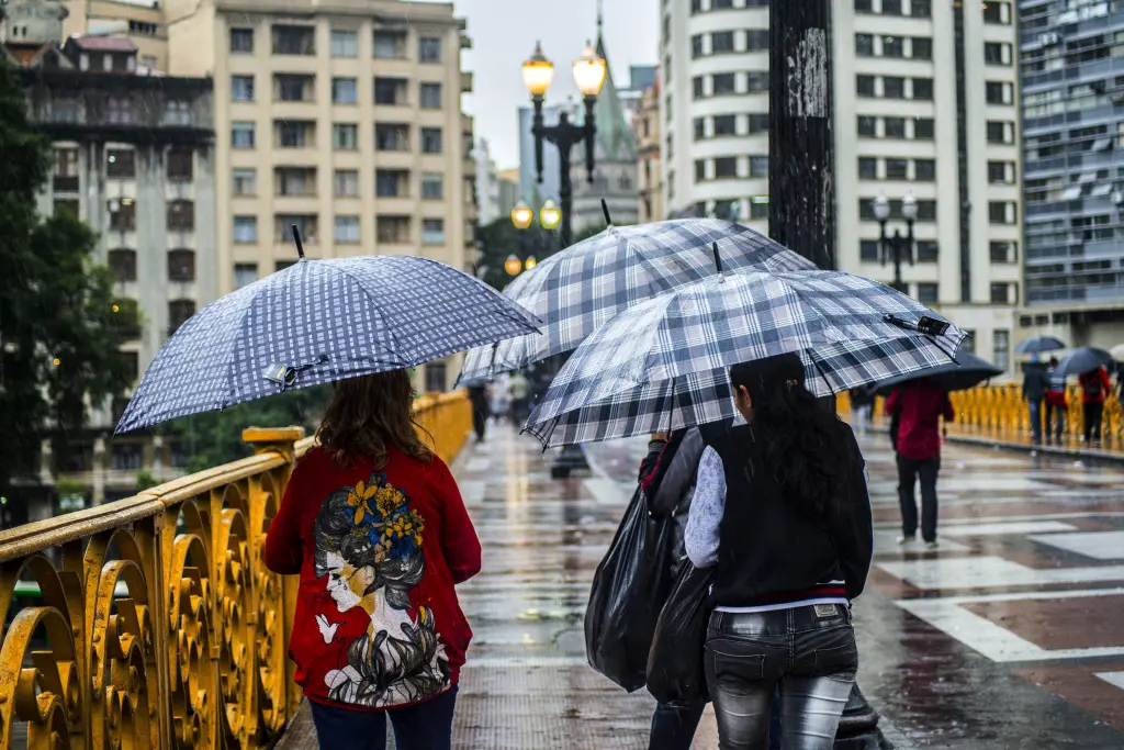 São Paulo: da tarde mais quente do ano para chuva e frio com frente fria