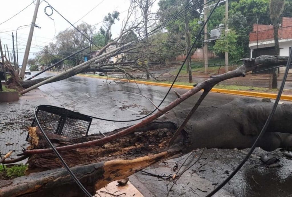 Temporais causam estragos na Argentina e avançam para o Sul do Brasil