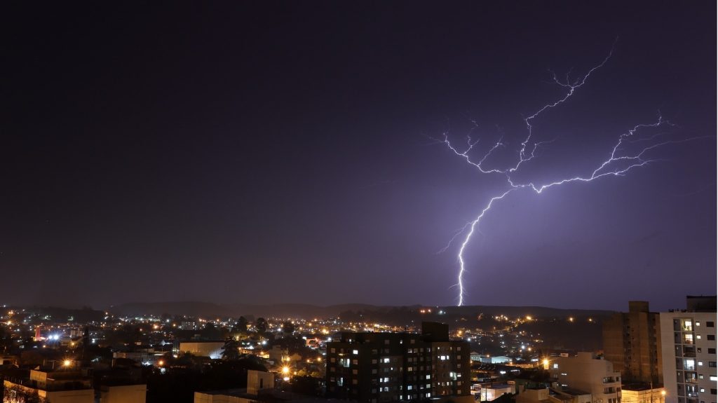 Temporais retornam com estragos e vão continuar hoje e amanhã