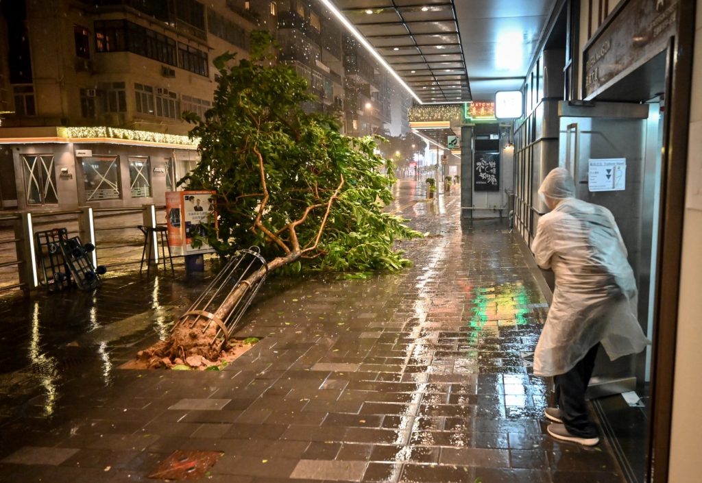 Supetufão atinge Hong Kong com vento de 200 km/h