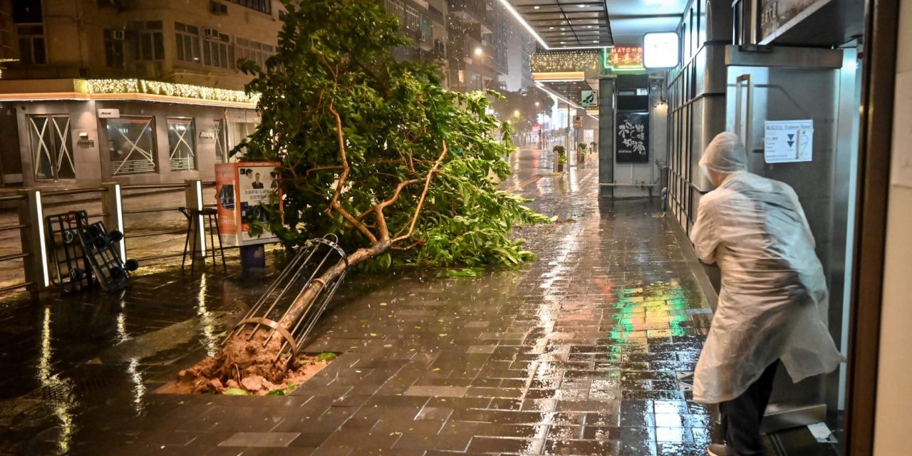 <span class="entry-title-primary">Supetufão atinge Hong Kong com vento de 200 km/h</span> <h2 class="entry-subtitle">Supertufão Saola castigou o Sul da China e trouxe estragos. Tempestade foi rebaixada à categoria de tempestade tropical.</h2>