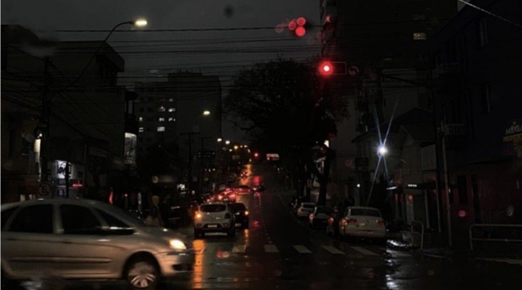 Entenda por que o “dia virou noite” em várias cidades neste sábado