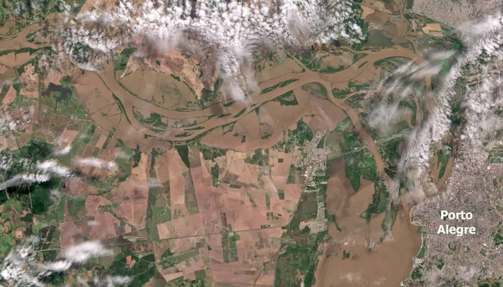 Imagem de satélite mostra o Guaíba no auge da grande enchente