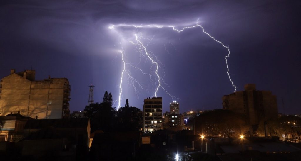 Chuva intensa, muitos raios, vento e granizo neste começo de semana