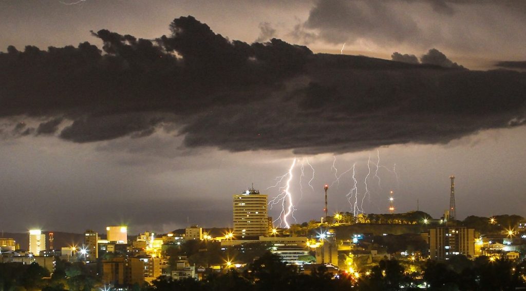 Terça-feira de muito alto risco por chuva intensa e fortes tempestades