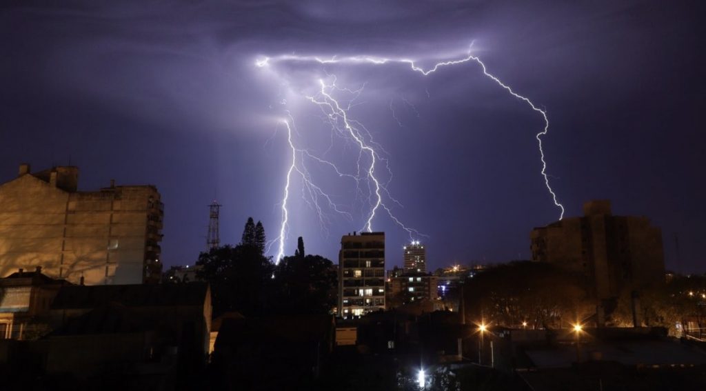 Frente fria chega nas próximas horas com chuva forte e temporais