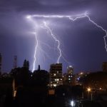 Frente fria chega nas próximas horas com chuva forte e temporais