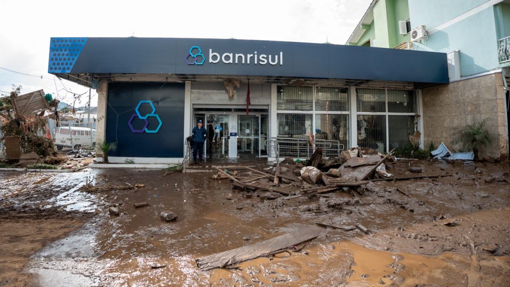 Corrente de ajuda pelas enchentes agora tem PIX oficial; veja como ajudar