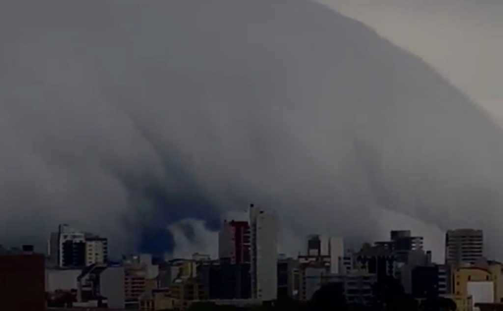 Imagens mostram nuvem de temporal “engolindo” cidade da Serra Gaúcha