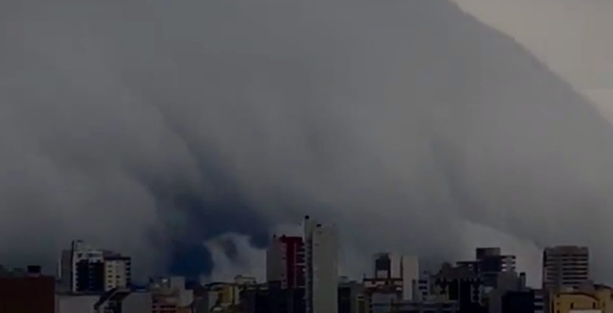 <span class="entry-title-primary">Imagens mostram nuvem de temporal “engolindo” cidade da Serra Gaúcha</span> <h2 class="entry-subtitle">Intensas áreas de instabilidade formaram uma enome nuvem do tipo Cumulunimbus que avançou sobre Caxias do Sul </h2>
