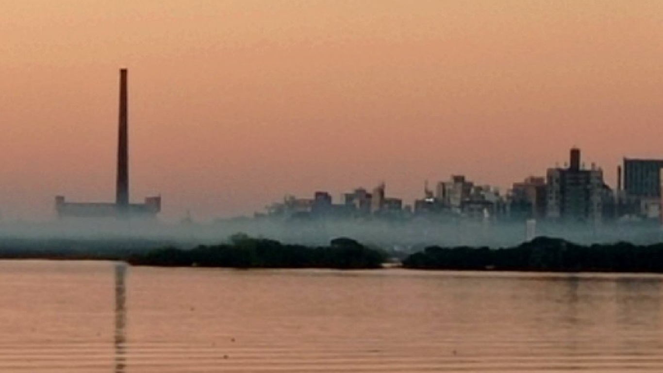<span class="entry-title-primary">Porto Alegre tem “neblina de churrasco”</span> <h2 class="entry-subtitle">Fotografia mostra o que parece ser um banco de neblina junto ao Centro e que, na realidade, era fumaça dos muitos churrascos </h2>