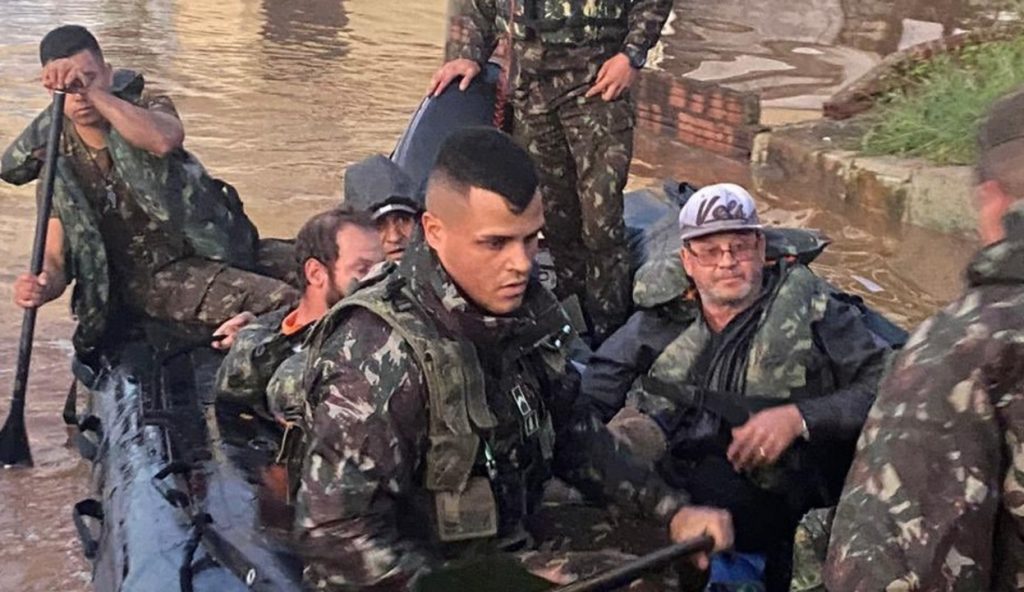 Exército, Marinha e Aeronáutica atuam em resgates no vale