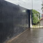 Veja o momento histórico do fechamento do Cais Central pela cheia do Guaíba