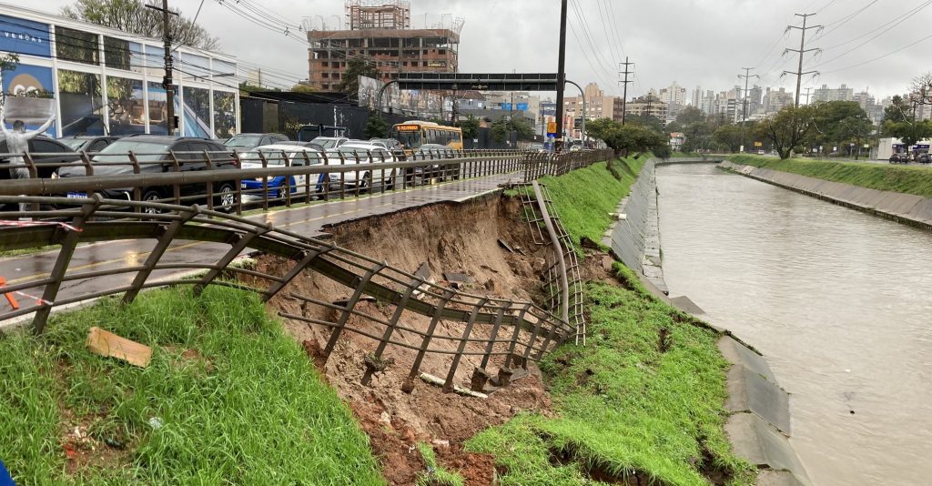 Chuva passa de 100 mm em Porto Alegre e causa transtornos