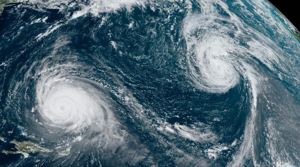 Dupla de ciclones no Atlântico gera imagem de satélite incrível