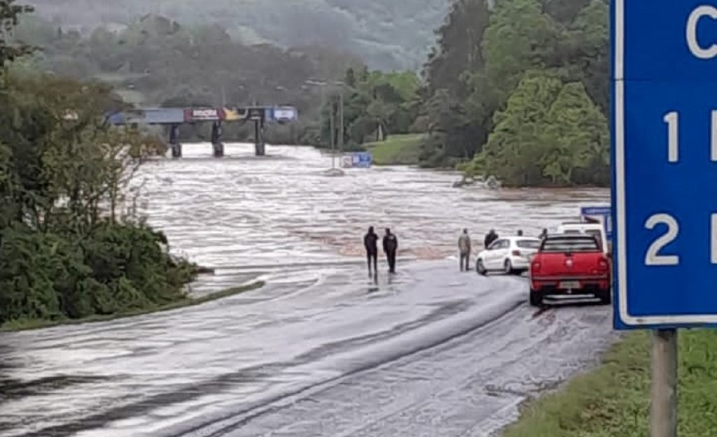 Rio Grande do Sul tem 18 estradas com bloqueios e quedas de pontes