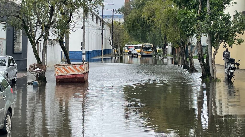 Pior cheia do Guaíba desde 2015 alaga ruas do Quarto Distrito; veja fotos