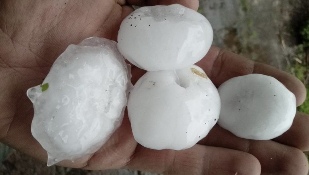 Temporais que avançam do Uruguai trouxeram granizo grande