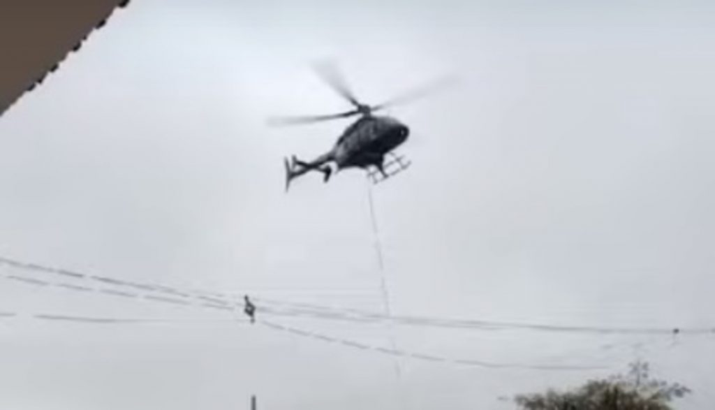 Helicóptero resgata pessoas nos telhados de casas no Vale do Taquari