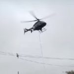 Helicóptero resgata pessoas nos telhados de casas no Vale do Taquari