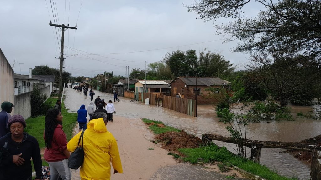 Cheia da Lagoa dos Patos piora e cidades decretam emergência