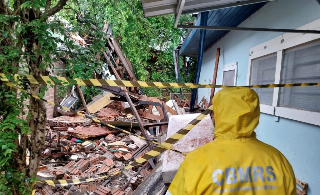 Temporais causam danos em várias cidades e seguem no fim de semana